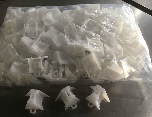 Pontet plastique pour tôle bac acier